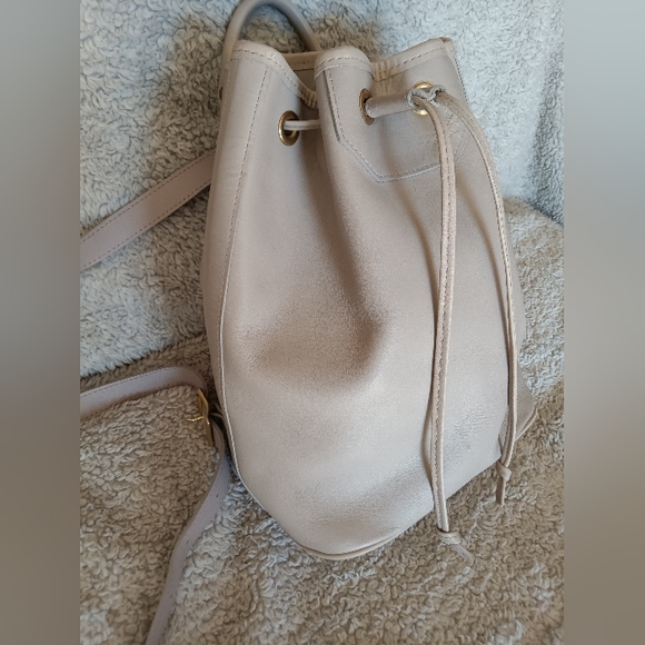 J.W. Hulme Co. Taupe leather backpack drawstring bucket bag - Picture 4 of 9